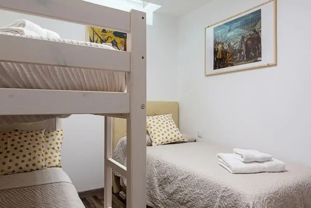 Two Bedroom Duplex for 9 in Hortaleza near Metro