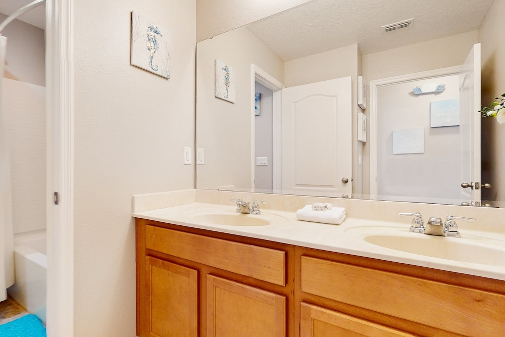Stunning Getaway With Games & Clubhouse Amenities - Near Parks