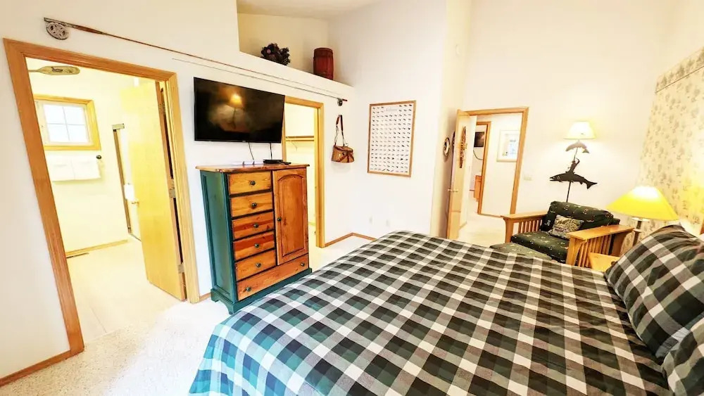 Snowshoe Inn-pyramid Mtn 7 3 Bedroom Home