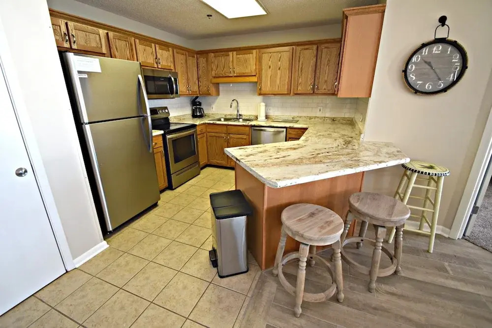 Phoenix Vii 71208 3 Bedroom Apts by RedAwning