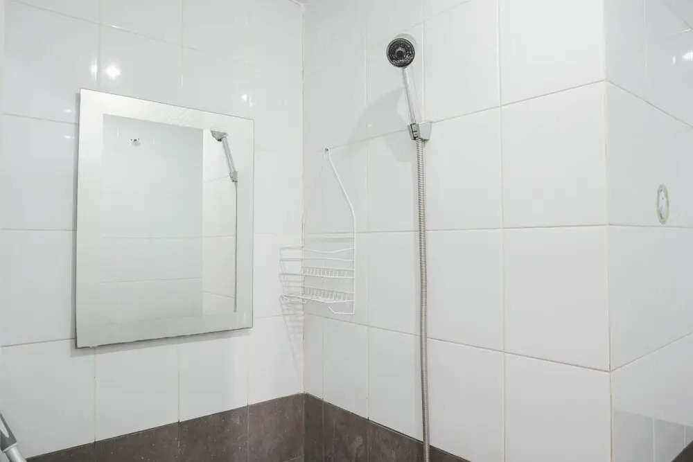 Homey And Comfortable Studio At Green Pramuka City Apartment