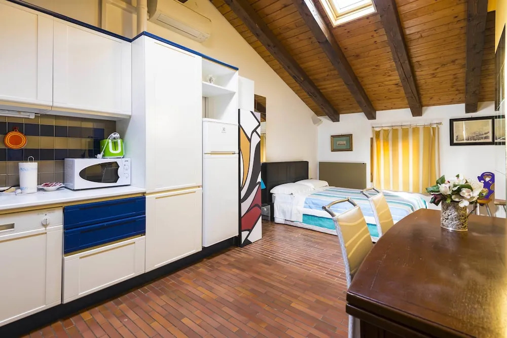 Wonderful, Quiet and Bright Apartment. In the Center Historian