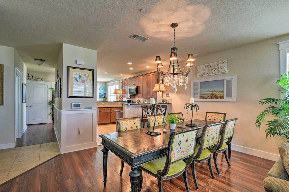 Pointe West Family Retreat: Balcony & Ocean Views!
