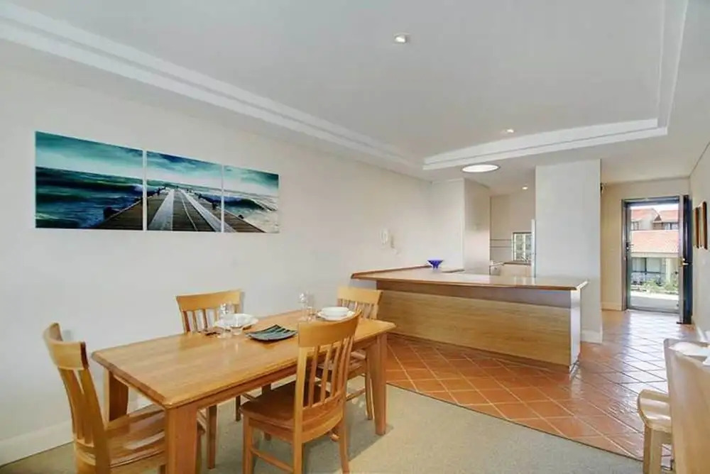 Sea Breeze Apartment - Direct Ocean Views - Top Floor