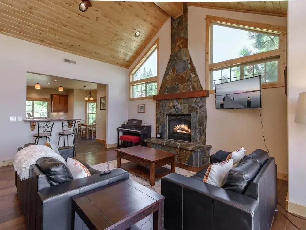 Stunning and Spacious in Truckee by RedAwning