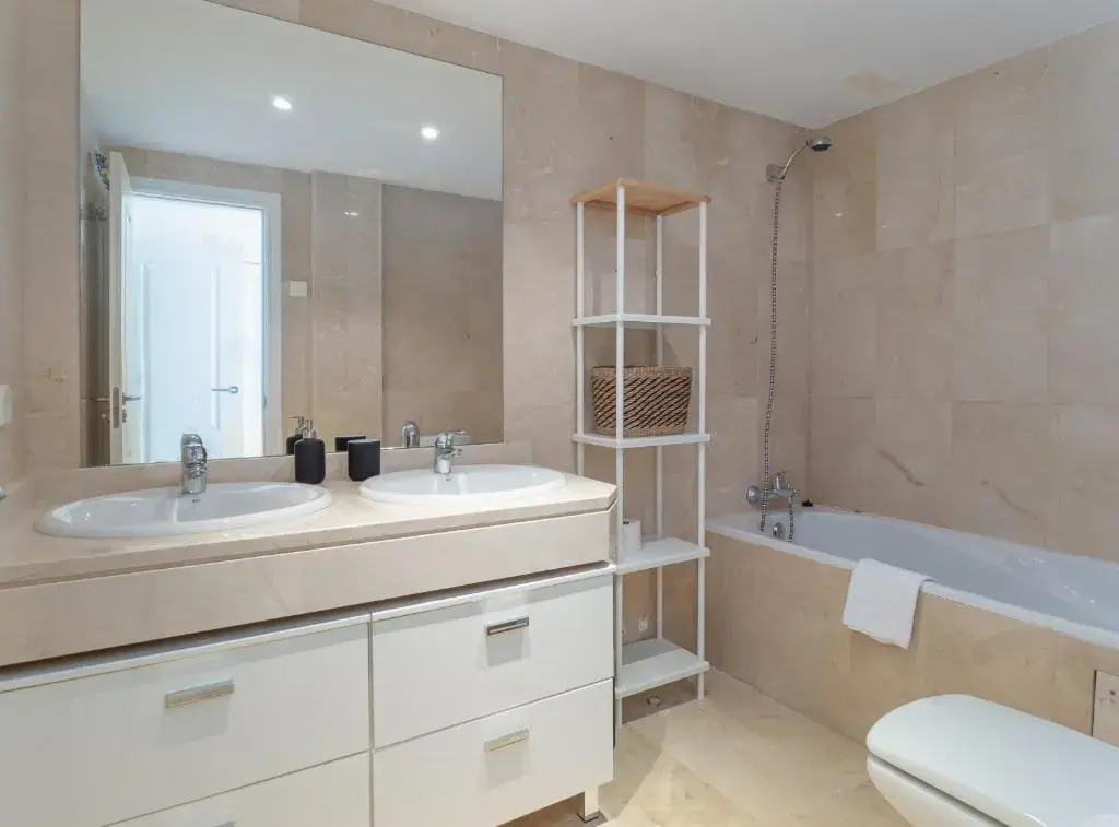2297 Superb 2 bedrooms with seaview