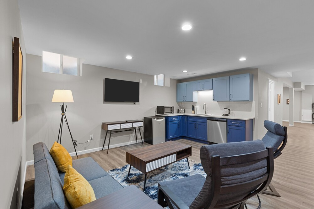 3325: Bright Urban Comfort by JZ Vacation Rentals
