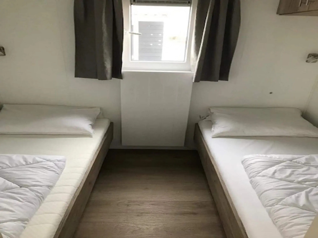 Well-kept chalet with air conditioning, on a holiday park, 1 km. from the beach