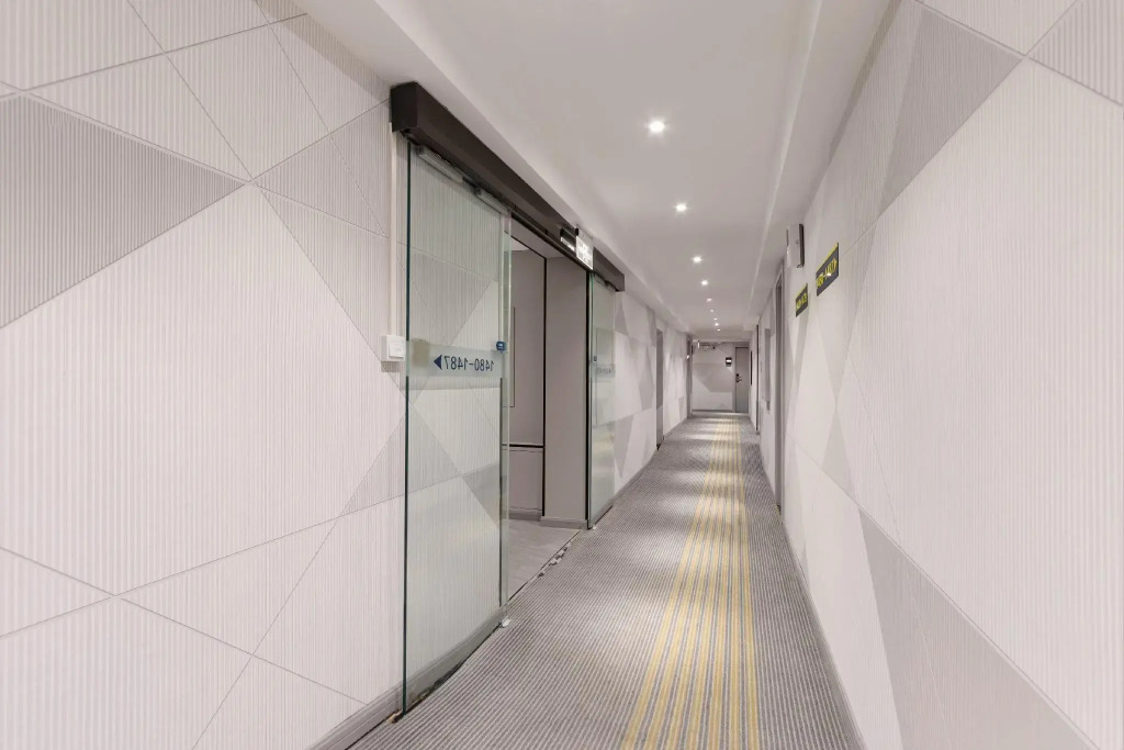 7 Days Premium (Chongqing Guanyinqiao Pedestrian Street Subway Station)
