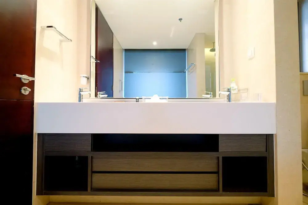 Classy 2BR Casa Domaine Apartment with Maid Room By Travelio