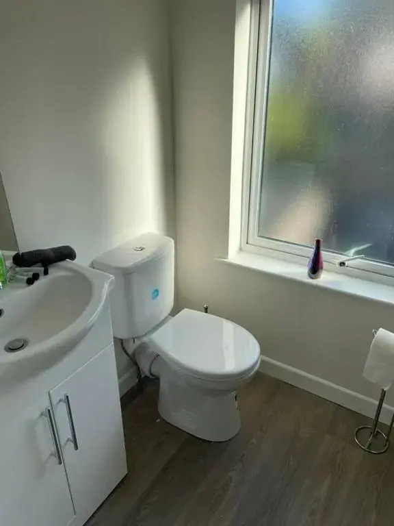 Enniskillen - TownHouse - Sleeps 6 - Parking
