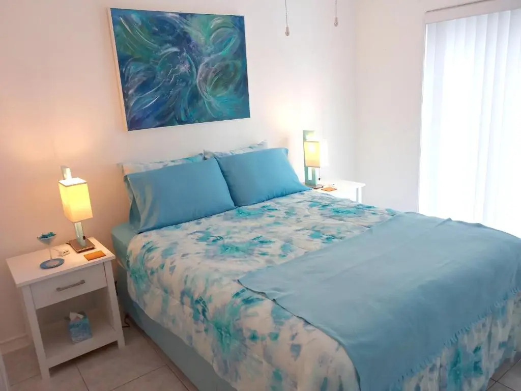 Private designer 8 room art getaway 2 Br-2Ba Full Kitchen Barbecue Patio 2min to beach