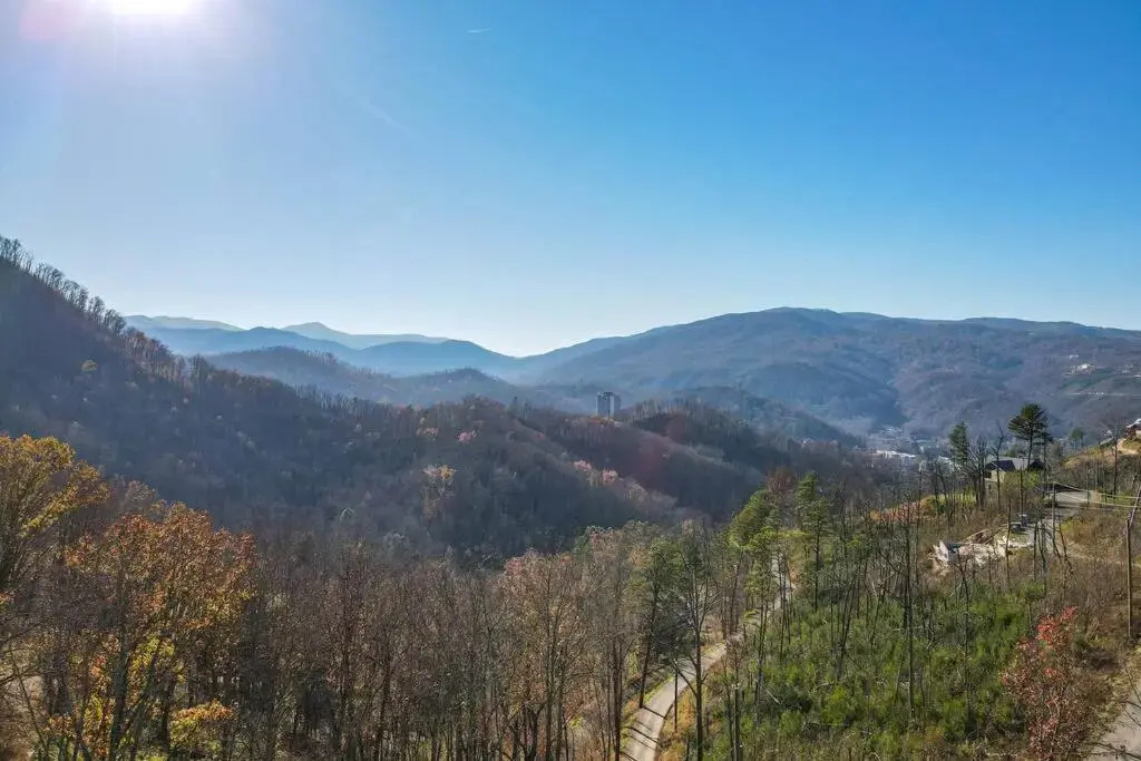 Walnut Ridge Cabin. Sleeps 7-11! Hot tub, pool table, minutes to downtown Gatlinburg!