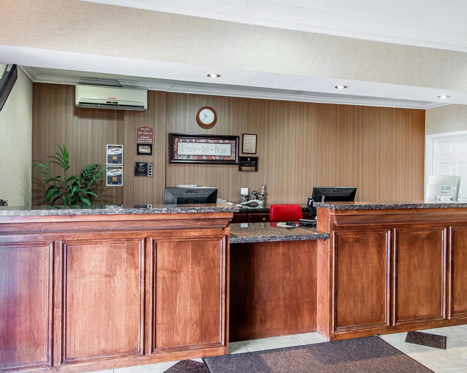 Econo Lodge Inn & Suites