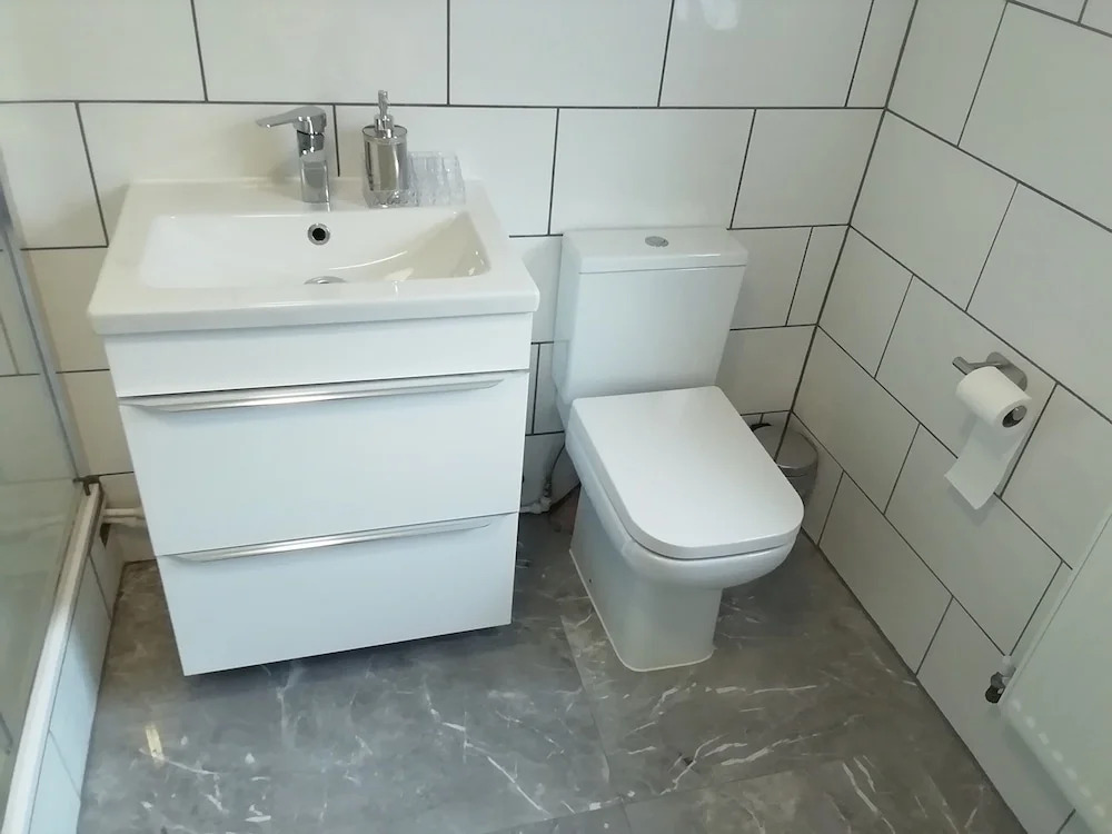 Central Guest Room - En-suite, Parking