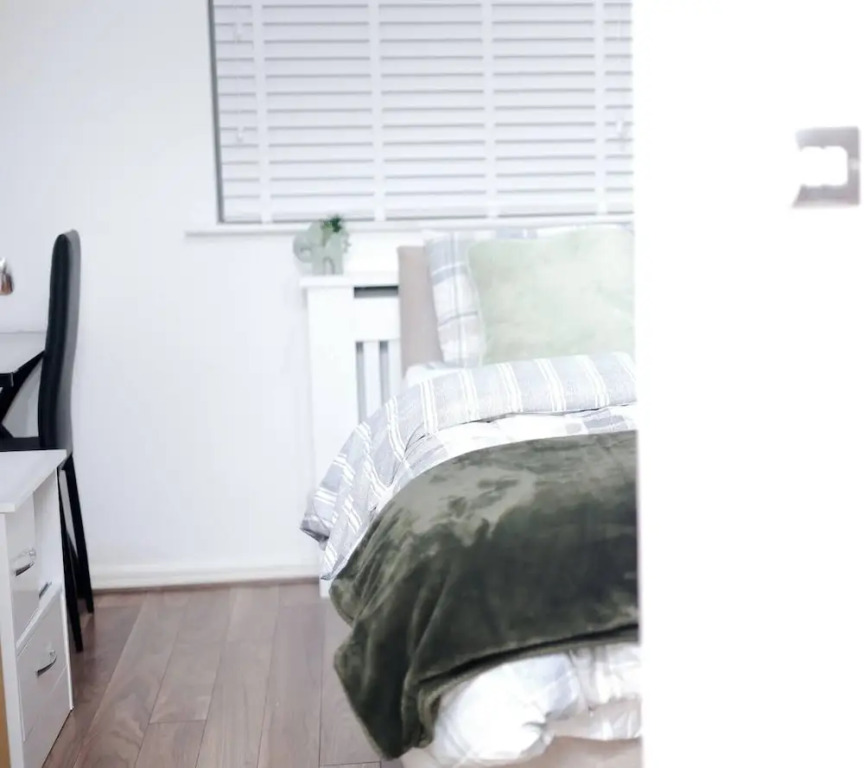 Cozy Place in Salford, Sleeps 8, 4 Bedroom, 5 Beds