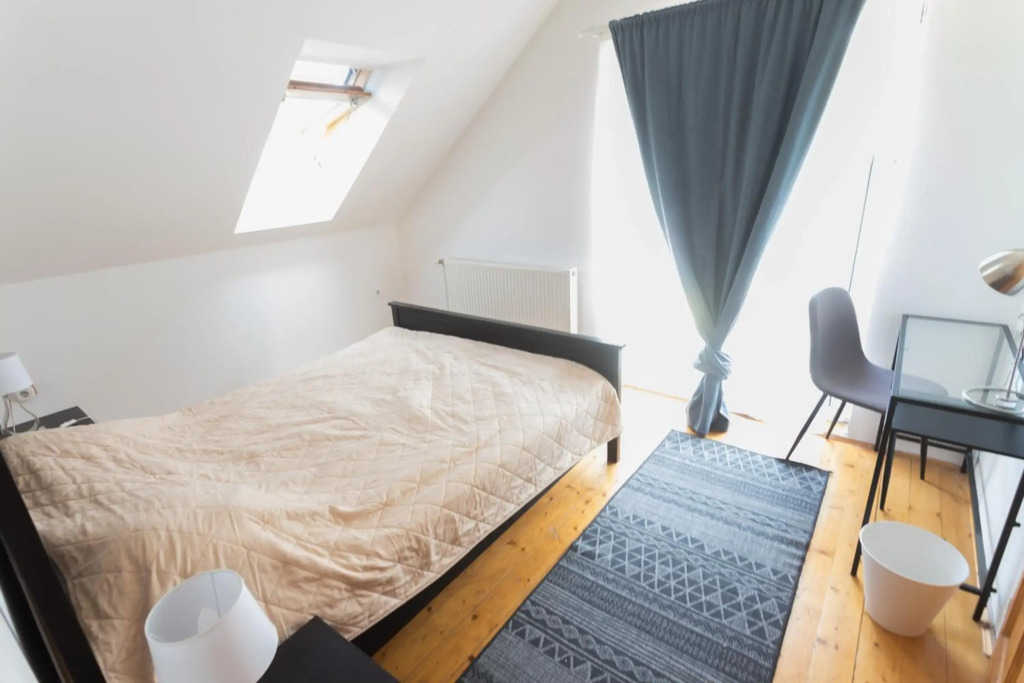 Hi-Bp Garden city Batsanyi Apartment 3 Rooms, Apartment upstairs close the city train