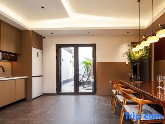 Holly Warm Castle Homestay