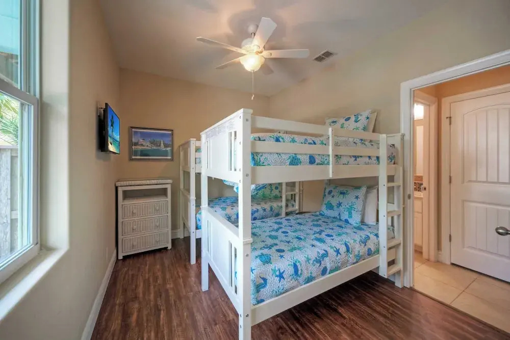 2 Homes in Las Palmeras by Avantstay Sleeps 18, Resort Pool + Private Patio Walk to Town, Golf Cart Zone