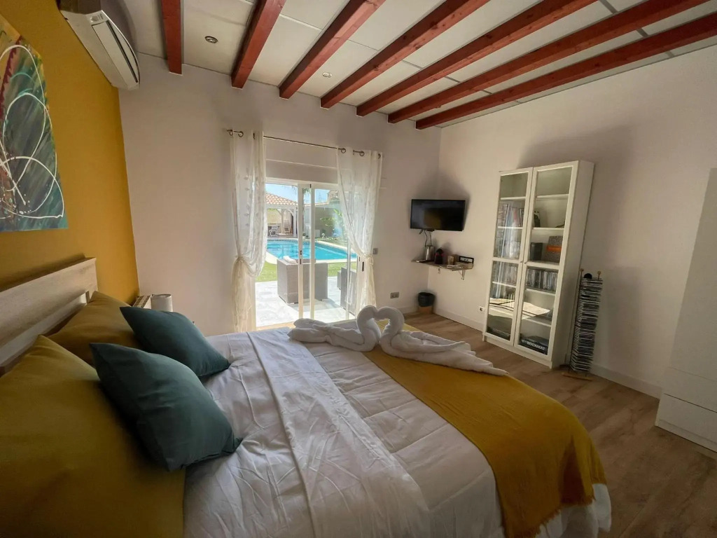 Habitación cama de matrimonio con baño privado