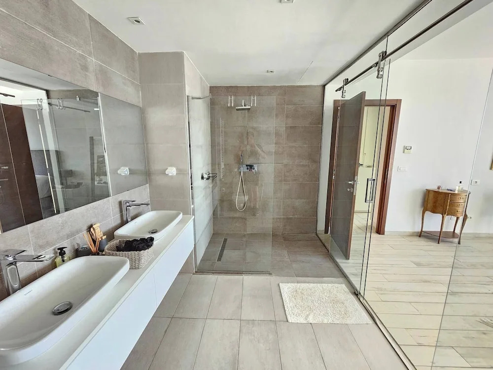 Elegant and Modern Villa V 04