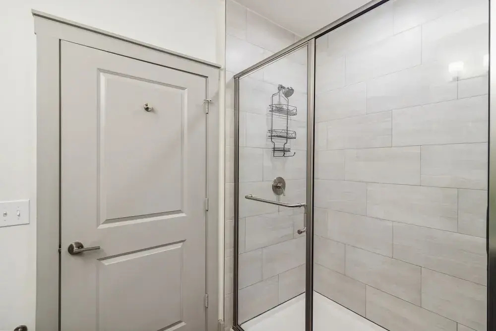 Location! Location! Cozy & Luxe 1 Bedroom Apts by Redawning