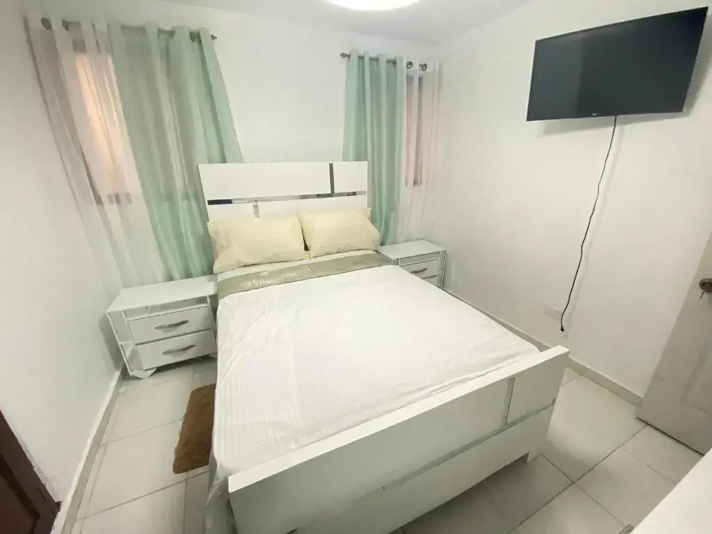9 Santiago Monumental Area Cozy 3 bedrooms - WIFI- Air Conditioner- Apartment for 7 peoples - close to all kind the business around and transportation 24 hours to visit the city