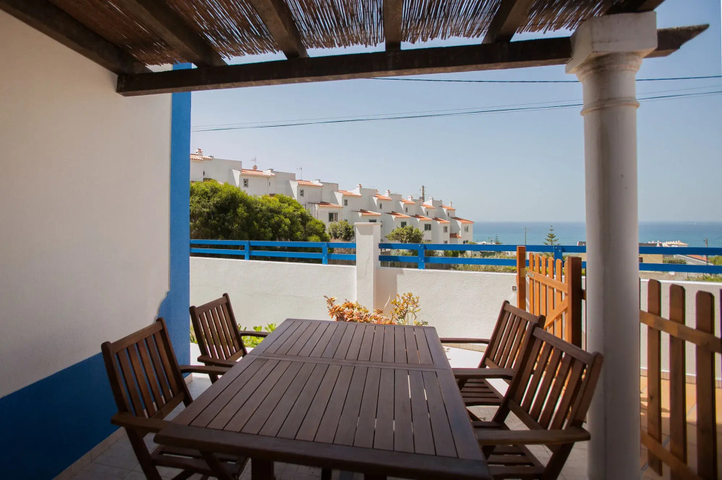 Ericeira Chill Hill Hostel & Private Rooms - Sea Food
