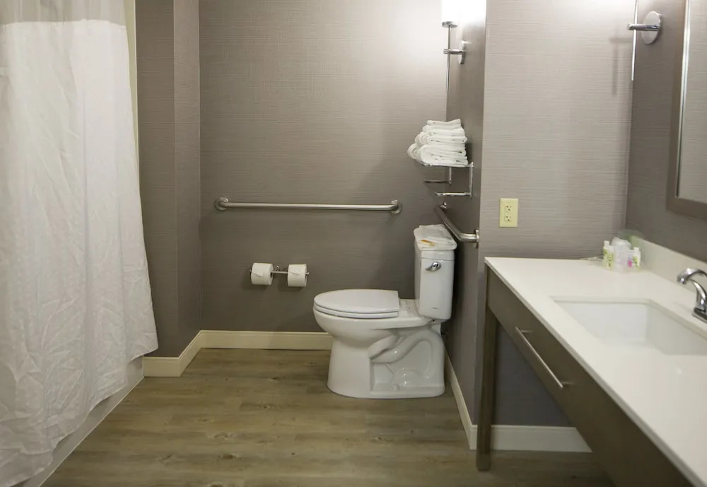 Holiday Inn & Suites Bloomington-Airport