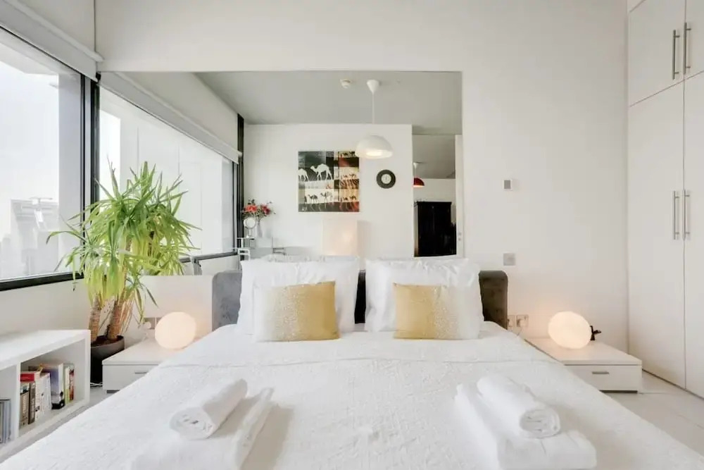 Amazing Skyline Views Apartment in Index Tower