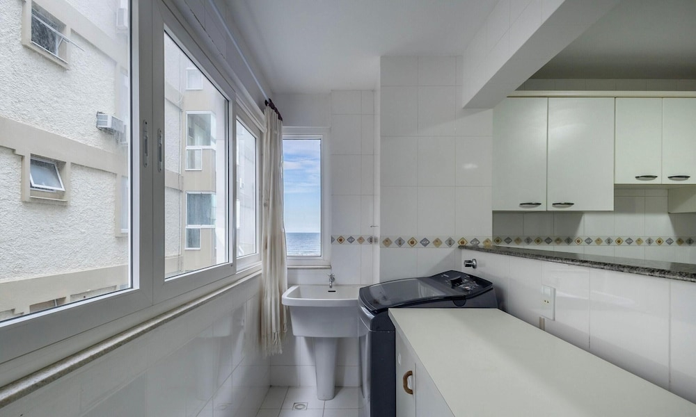 3-bedroom Apt on the BC Waterfront - Egb0052