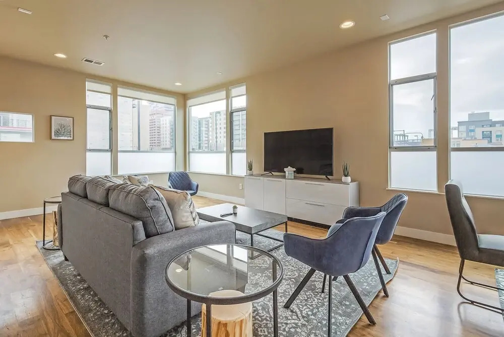 Swanky Downtown Loft! City Views! Sleeps 10!