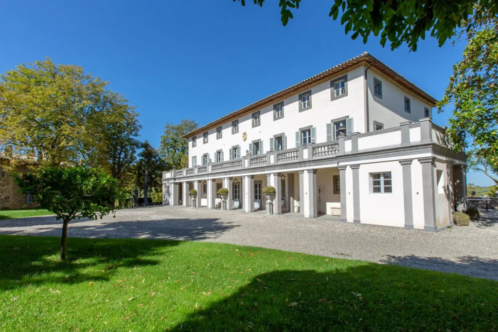 As soon as you have passed the gates of the majestic avenue of Borgo Poggio Amante until you arrive-Borgo Poggio Amante
