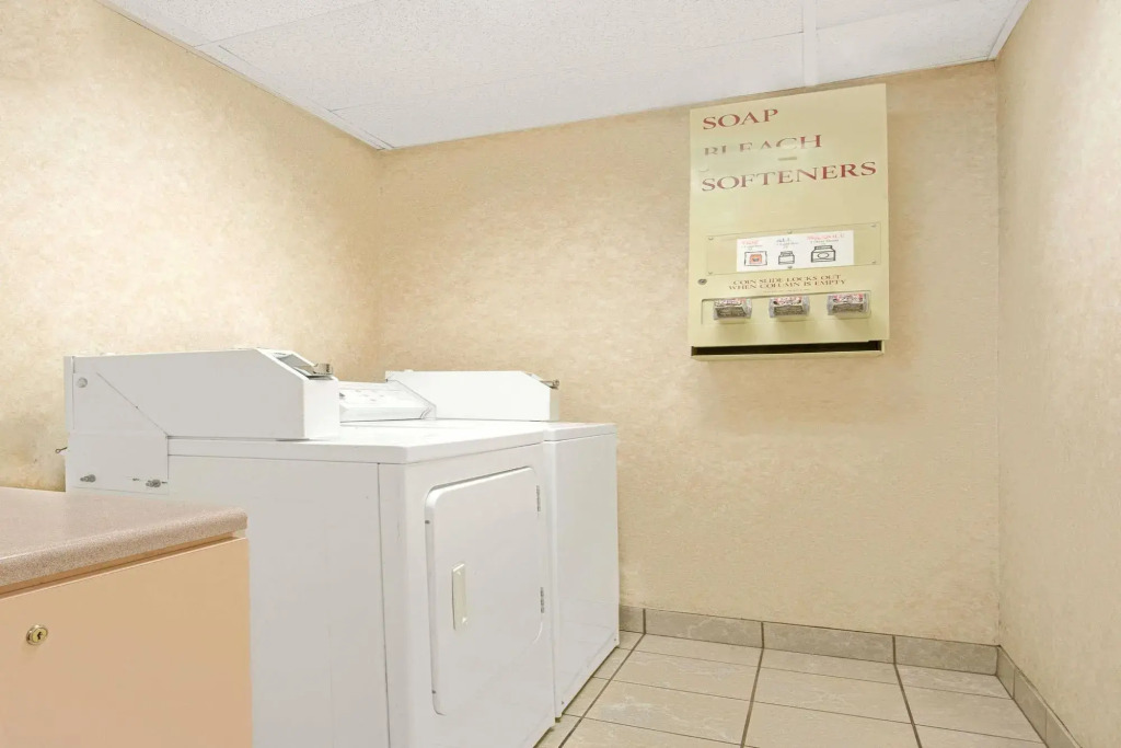 Days Inn and Suites Kansas City South