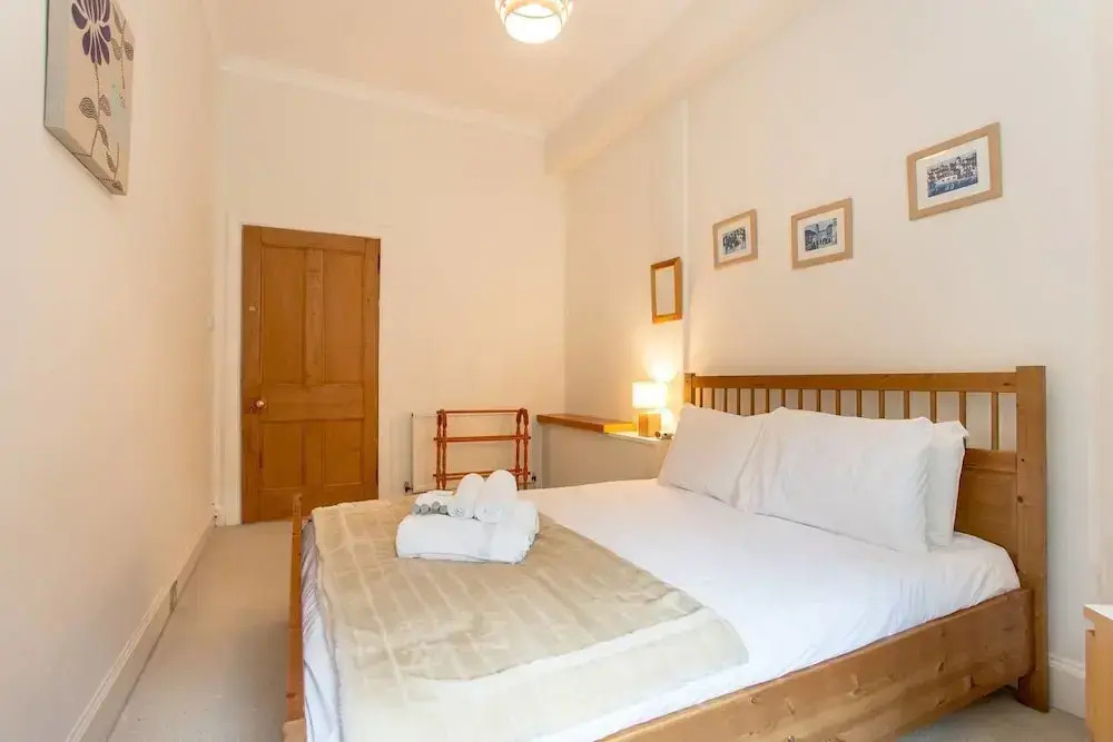 City Centre Main Door Apartment: 5 Mins Walk to Princes St