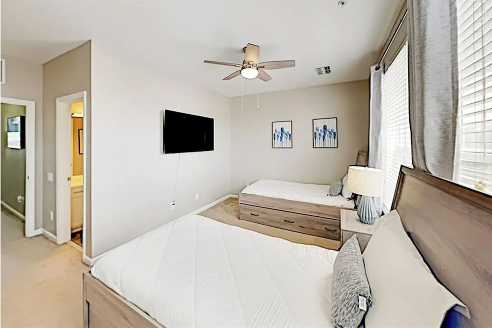 Beautiful Family Townhome, Near The Parks - 8000-104