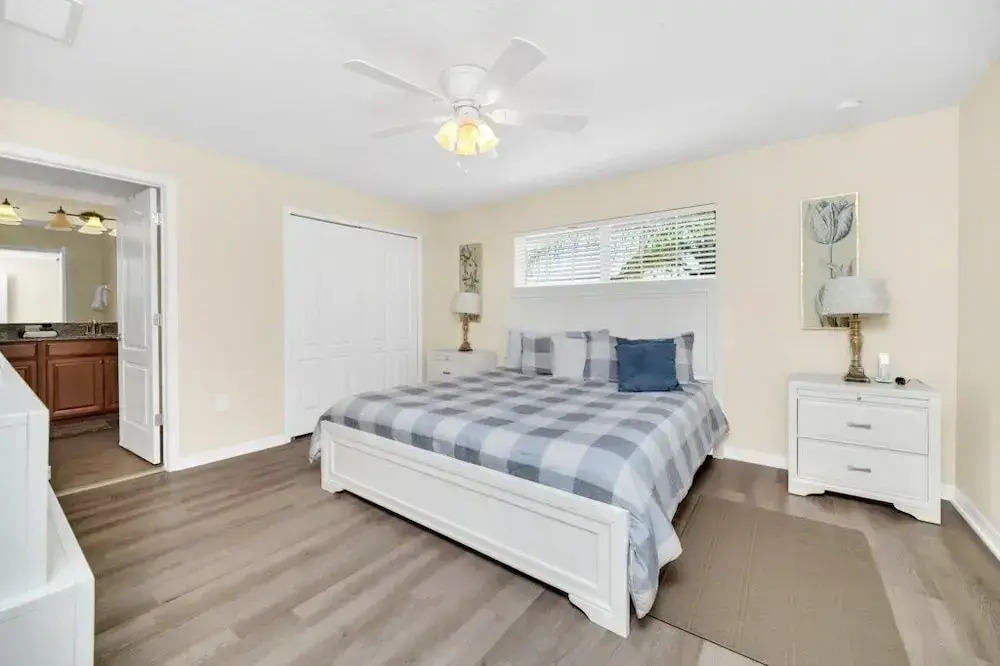 4891clock 4 Bedroom Townhouse
