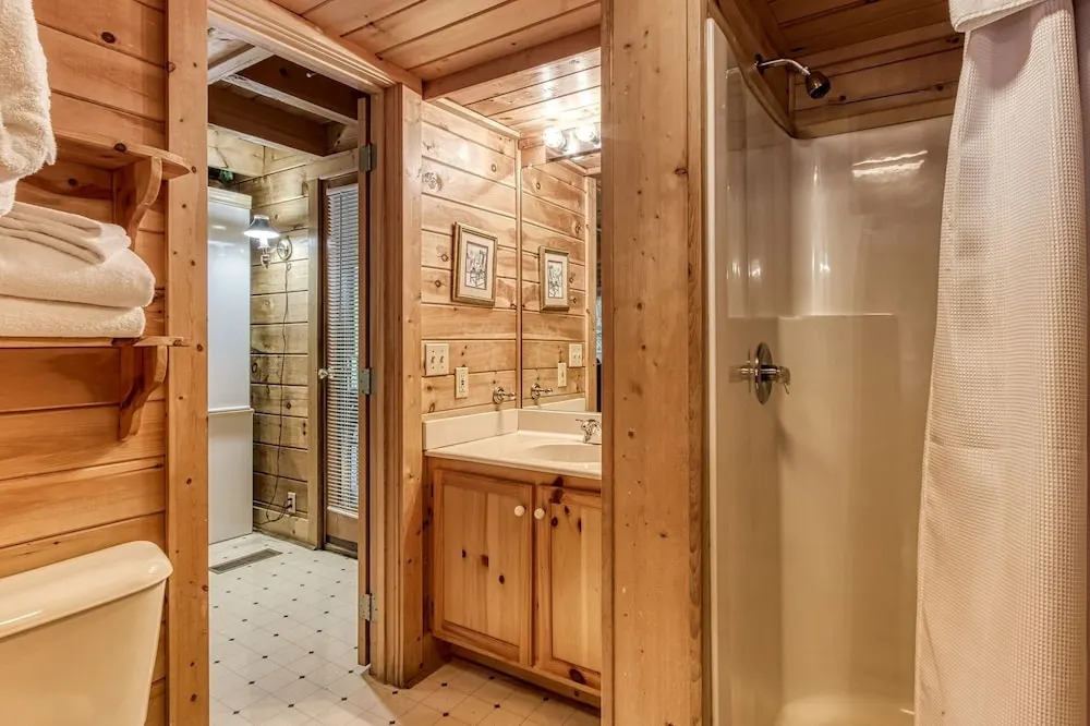 ER2 - Heavenly View Great location! - Close to town! cabin