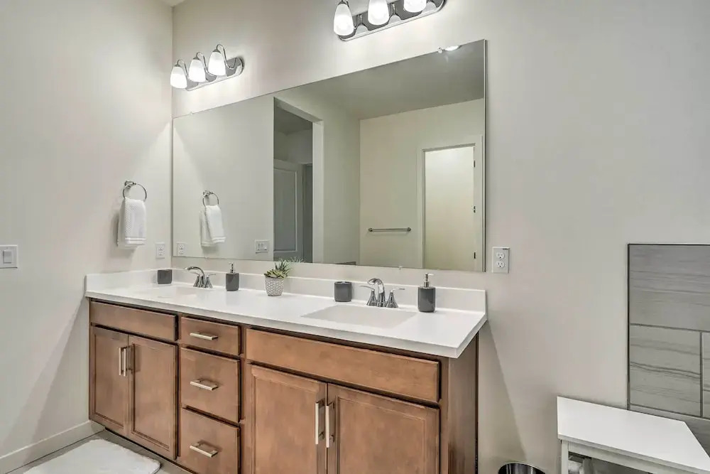 Modern Glendale Getaway ~ 3 Mi To Stadium!