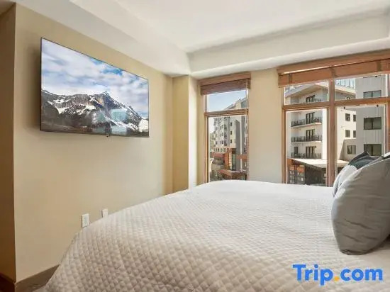 Unequalled Ski in Out Location Next to Gondola, Sundial 1Br, Pool, Hot tubs, Condo Nast Winner C202b