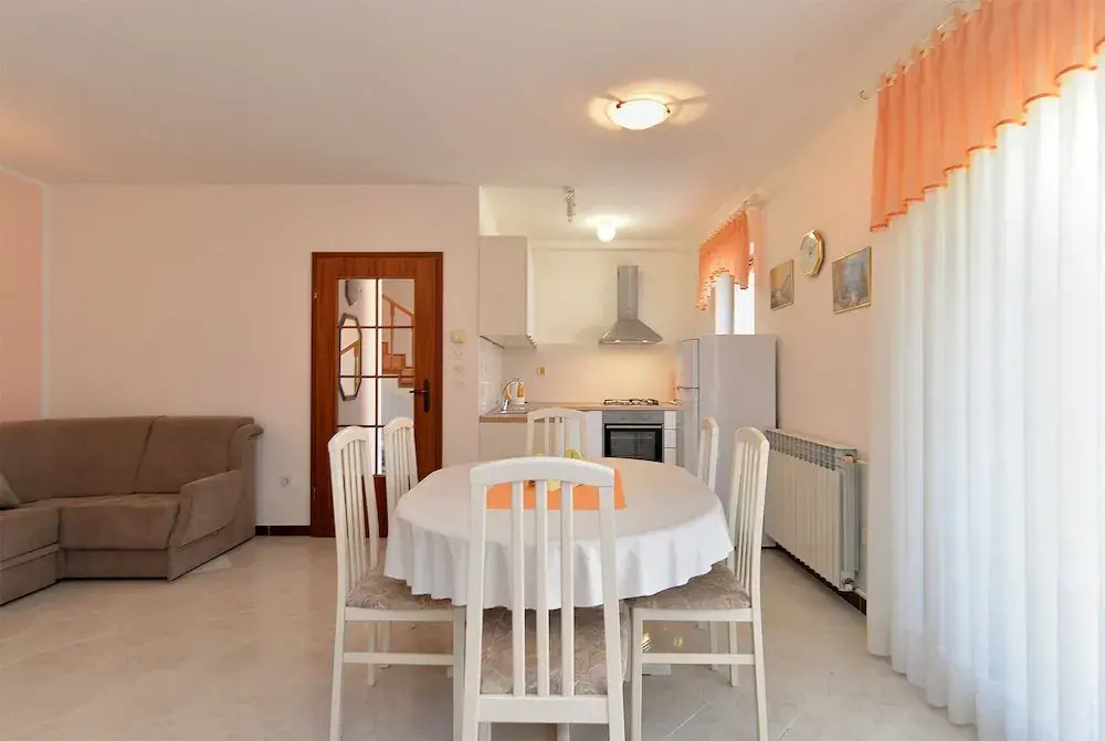 Apartment 827