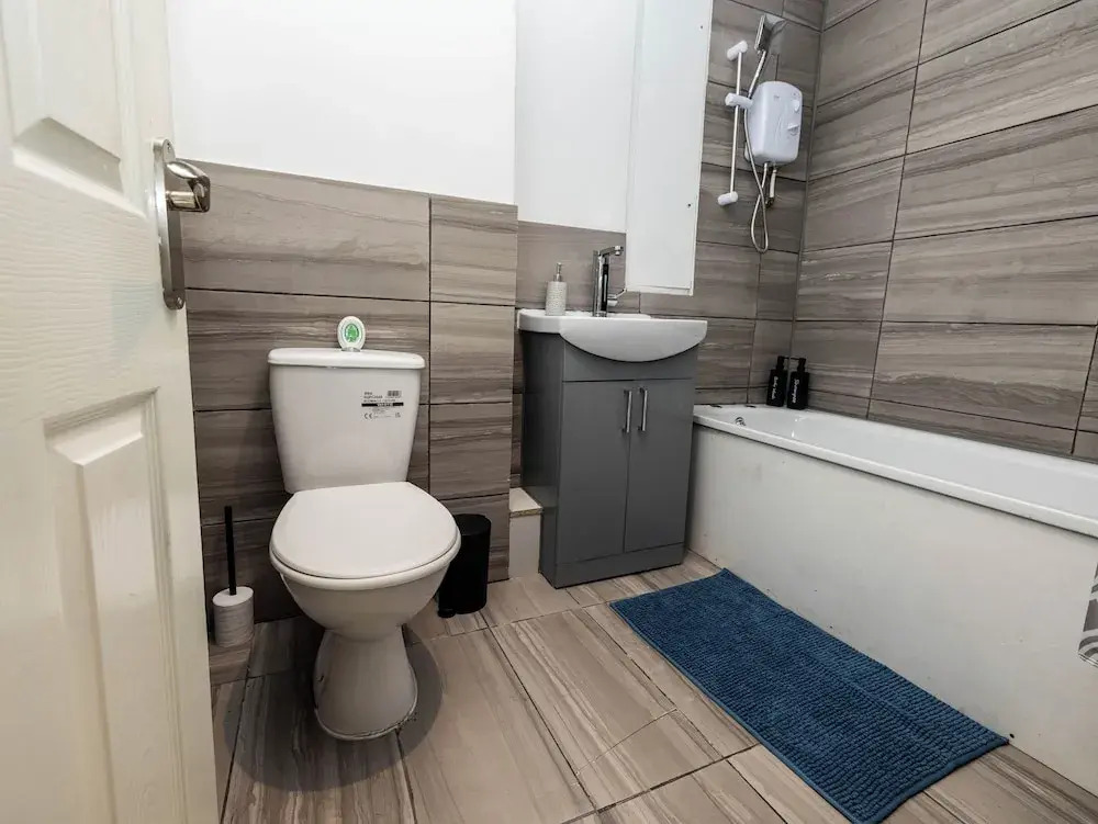 1 Bed-4guests-sofabed-wifi-closetocity-parking