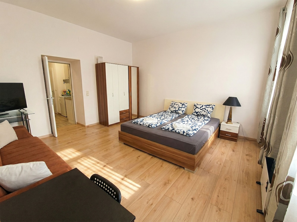 Only 15 Min to Center - Comfortable 1BR Apartment with TV & WIFI