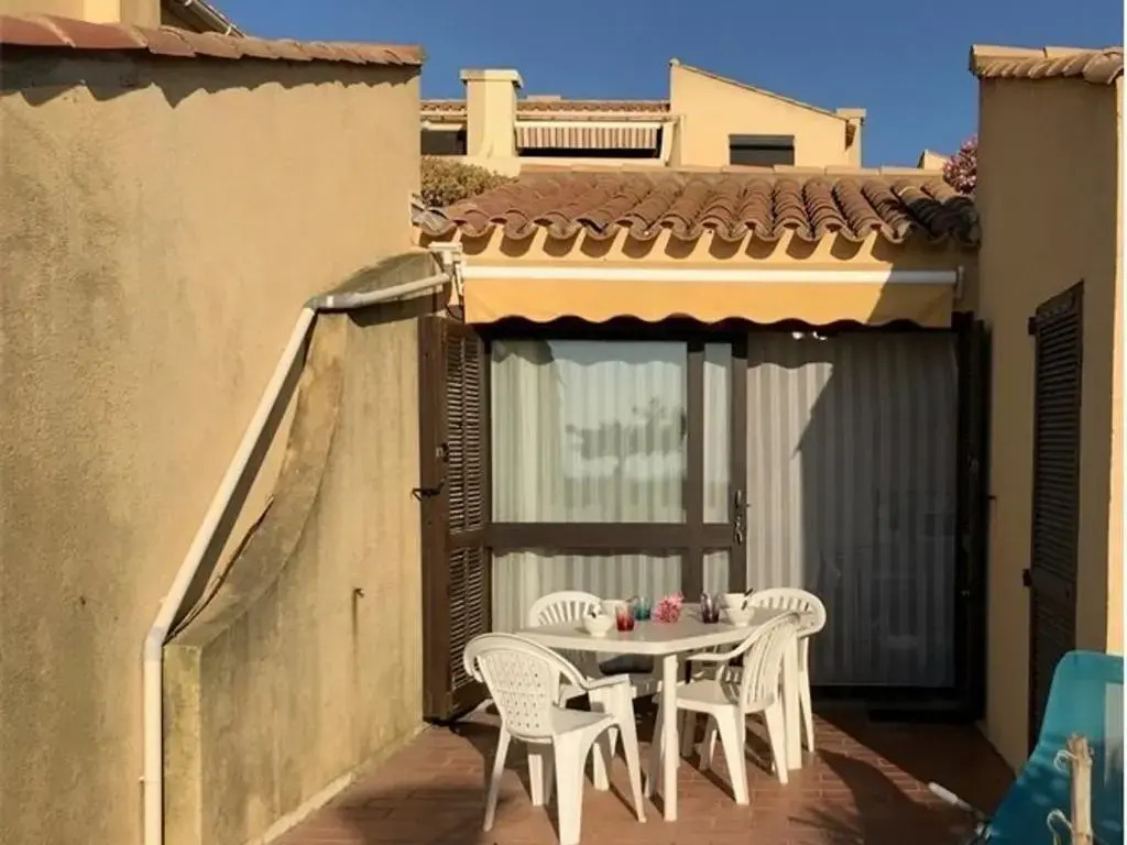 Villa 2 Pièces Climatisée avec Terrasse, Face à la Mer, Parking Privé, Proche Commerces et Plage - FR-1-81-343