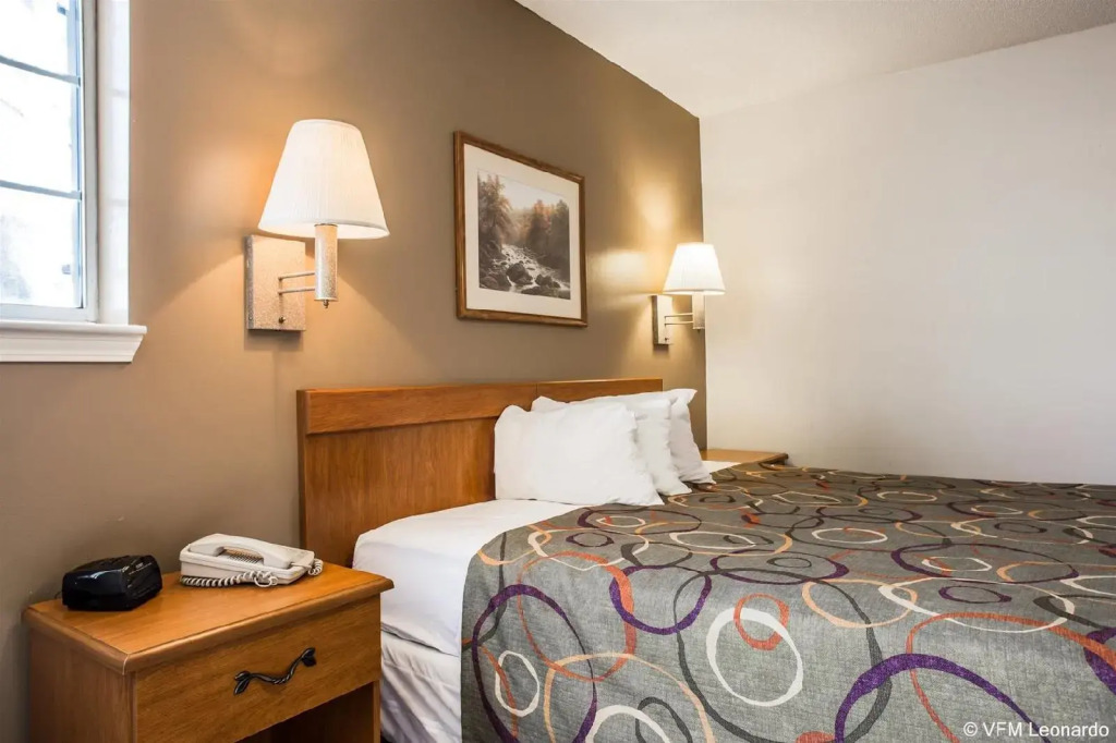 HomeTowne Studios & Suites by Red Roof Charlotte - Concord