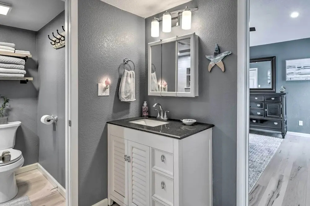 Beachy Rockport Condo w/ Pool & Fishing Pier!