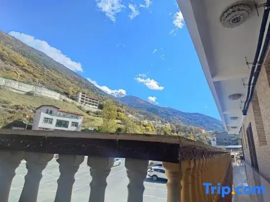 Oriental Extraordinary Hot Spring Hotel (Kangding Yulin New Village)