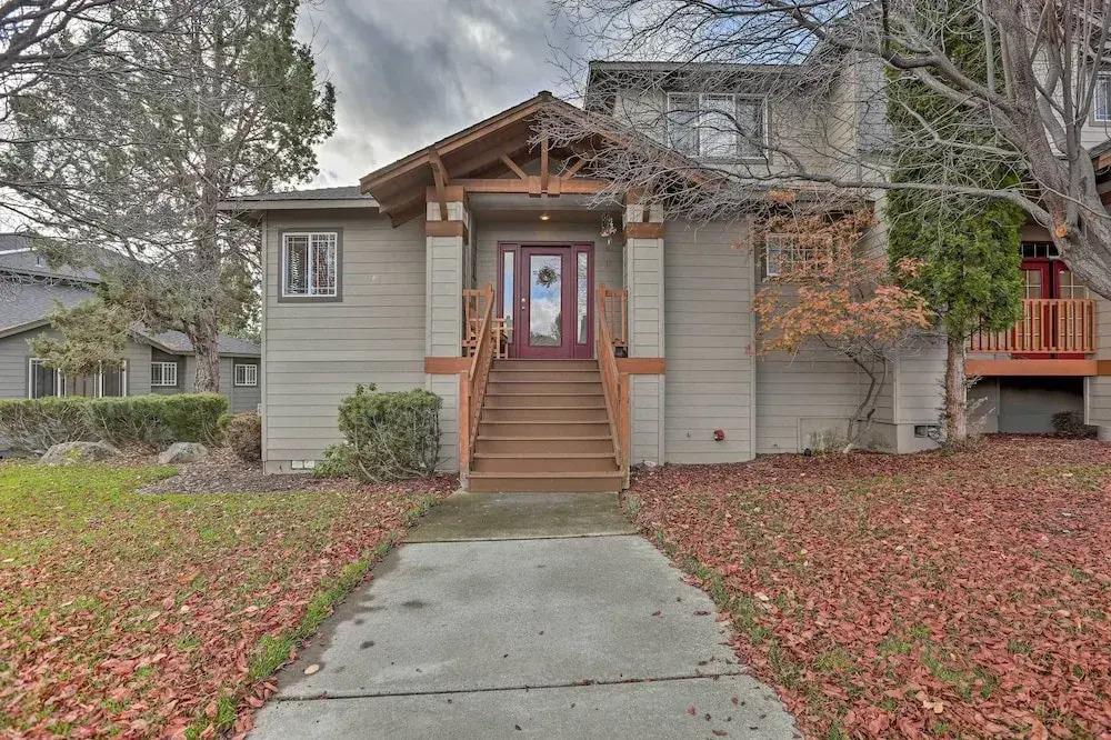Idyllic Redmond Townhome w/ Furnished Deck!