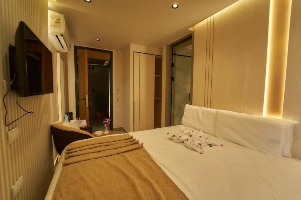 Golds Pyramids Hotel