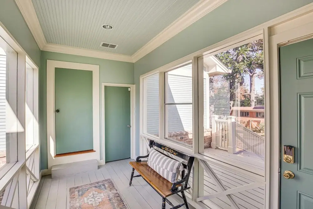 2 Mi to Tyler Rose Garden: Vibrant Apartment!
